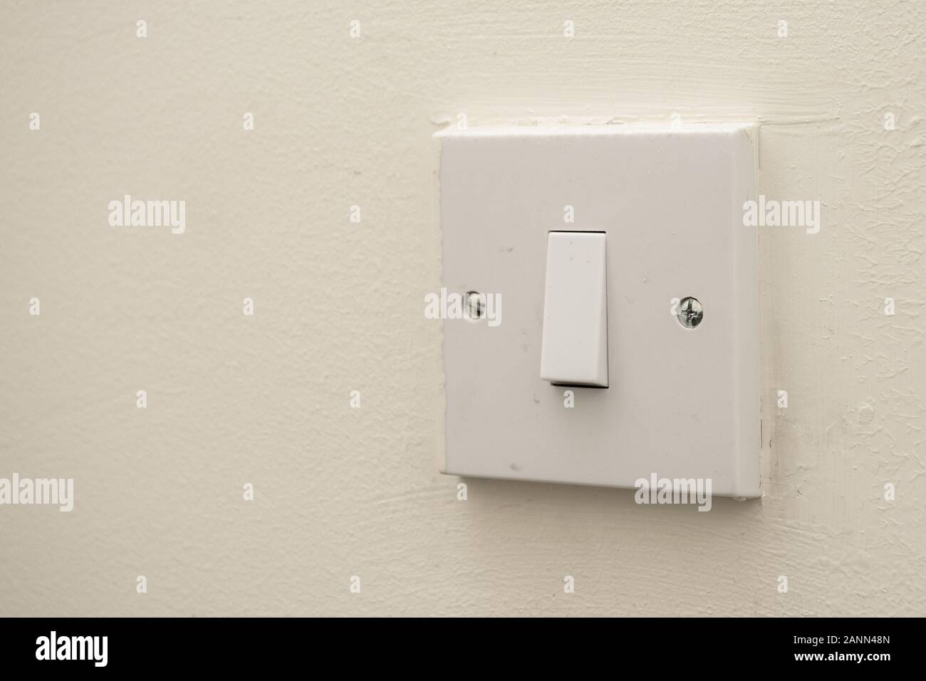 Un simple contacteur électrique blanc sur un mur blanc. Industriels, résidentiels ou des concepts de construction DIY. Banque D'Images