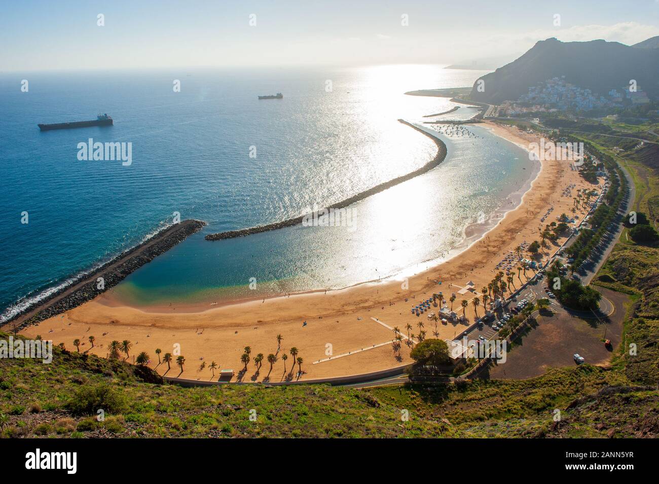 Playa de Las Teresitas est la plus belle plage de l'île canarienne de Tenerife. Le sable blanc a été expédié depuis le désert du Sahara. Banque D'Images