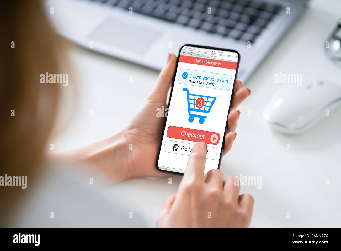 Businesswoman Holding Mobile avec l'application d'achat en ligne sur un écran Banque D'Images