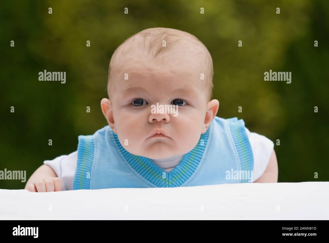 11 Semaine Vieux Bebe Garcon Levant La Tete Pour La Premiere Fois Le Modele Liberation Disponible Photo Stock Alamy