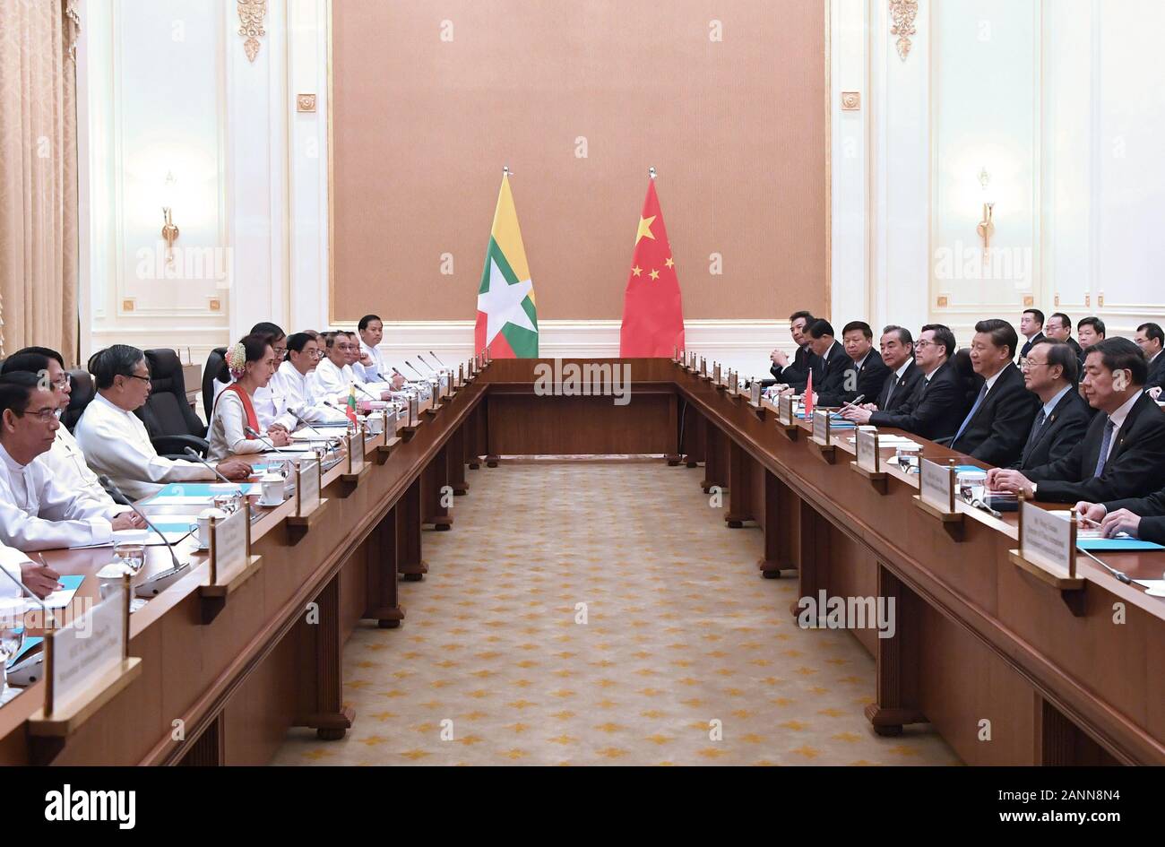 Nay Pyi Taw, le Myanmar. 18 janvier, 2020. Le président chinois Xi Jinping est titulaire d'entretiens officiels avec le Myanmar, Conseiller d'Etat Aung San Suu Kyi à Nay Pyi Taw, le Myanmar, le 18 janvier 2020. Credit : Rao Aimin/Xinhua/Alamy Live News Banque D'Images