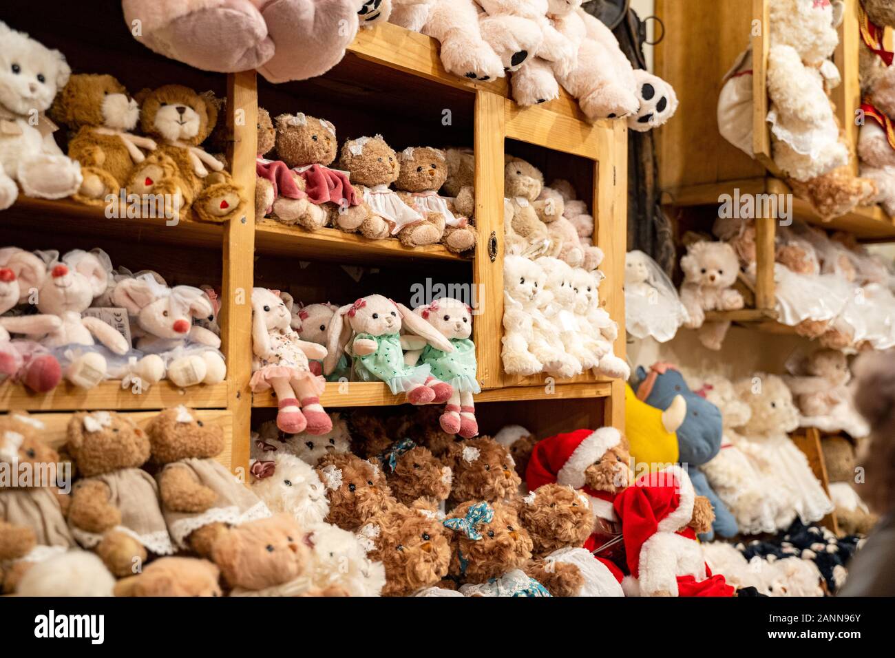 Il y a plein de jolis ours en peluche marron et beige sur un comptoir de  magasin et des étagères. Jouets arrière-plan Photo Stock - Alamy