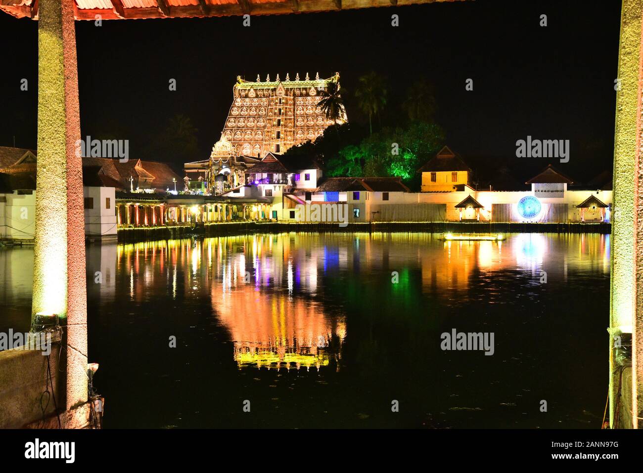 Sree padmanabhaswamy temple et padmatheerham lakshadeepam,étang pendant la cérémonie de thiruvanantapuram,Kerala, Inde Banque D'Images