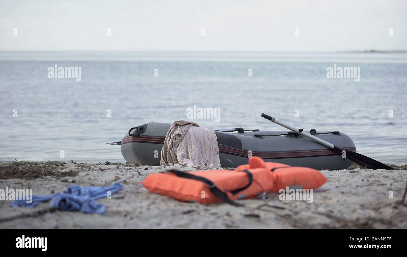 Bateau abandonné, gilet de sauvetage et les vêtements à des statistiques sur les plage, piscine Banque D'Images