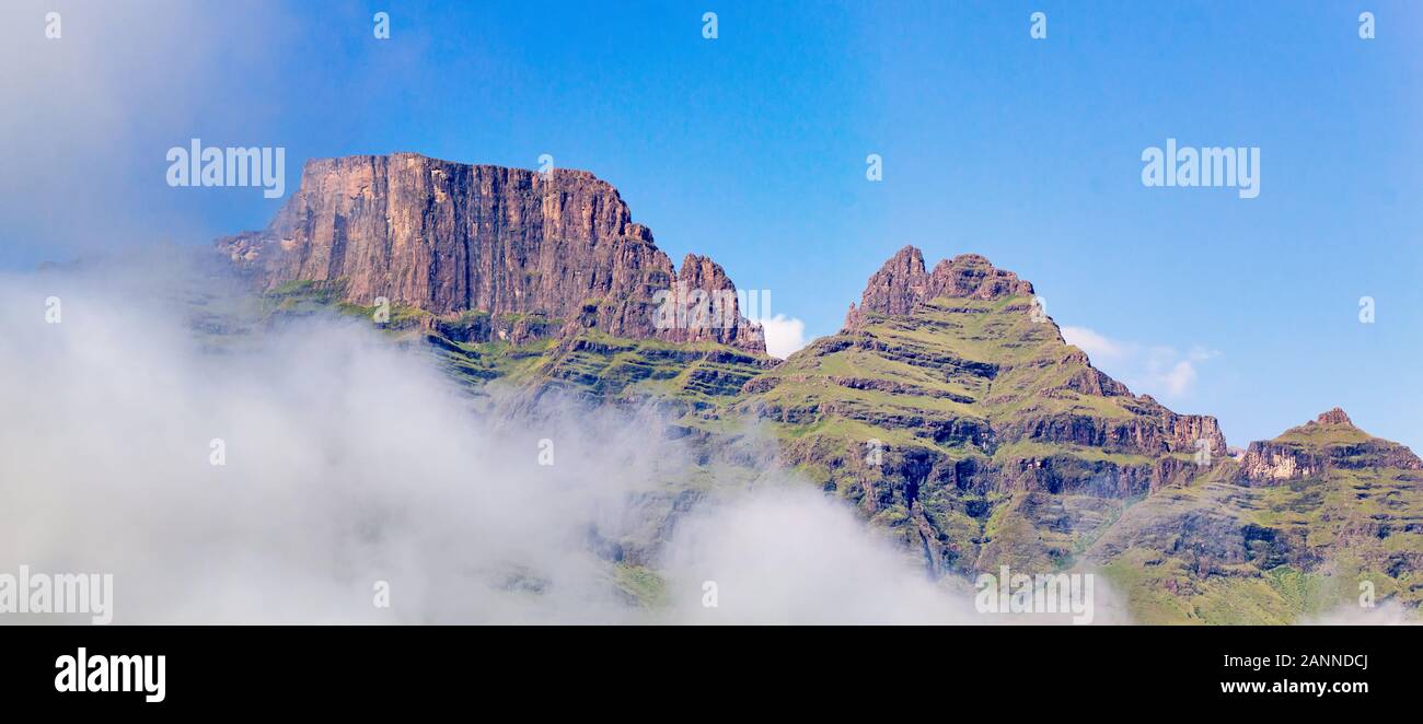 Panorama de Cathkin Peak et Monk's Cowl avec levage nuages, Drakensberg, Afrique du Sud Banque D'Images