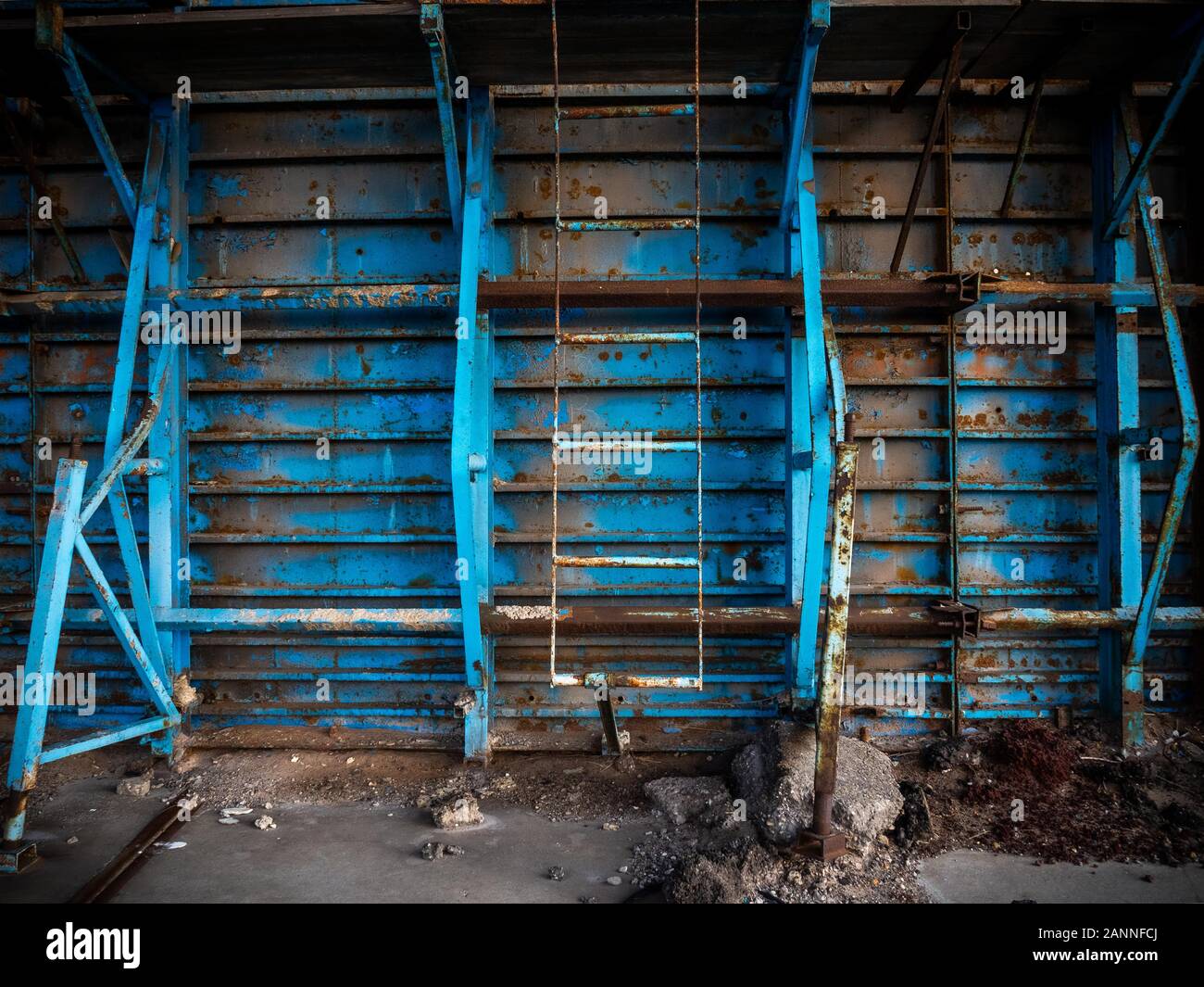 Photo HDR de blue steel échelle contre une construction en acier rouillé dans une vieille usine ; échelle peut être coupée pour décrire le concept d'escalade Banque D'Images