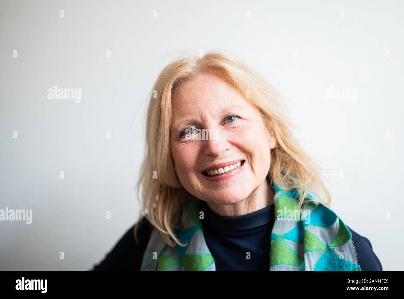 Mainz, Allemagne. 18 janvier, 2020. Maren Kroymann, actrice, chanteuse et artiste de cabaret, se tient devant un mur blanc avant la cérémonie officielle. Le ministre-président de Rhénanie-palatinat décernera Kroymann avec la médaille Carl Zuckmayer le Samedi, Janvier 18, 2020, dans le Staatstheater de Mayence. Depuis 1979, l'état de Rhénanie-Palatinat a été l'attribution du prix à la mémoire de Carl Zuckmayer "pour services rendus à la langue allemande et le mot artistique'. Crédit : Andreas Arnold/dpa/Alamy Live News Banque D'Images