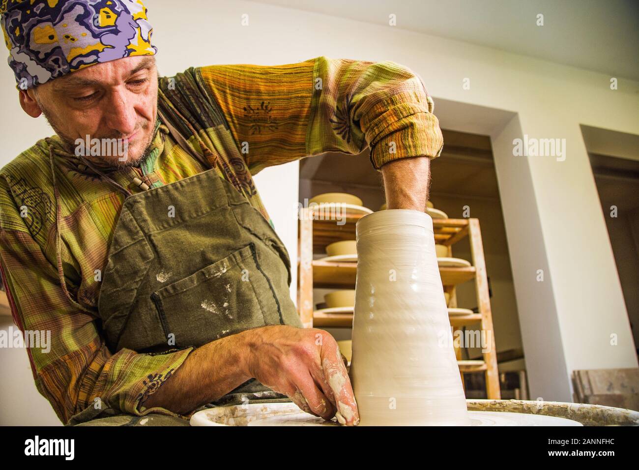 Potter travaillant sur de potier, faisant de nouveau bol à partir de matières premières de l'argile Banque D'Images