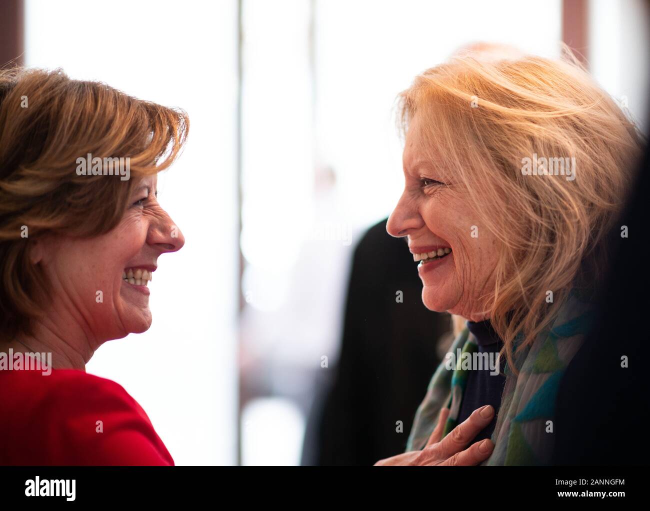 Mainz, Allemagne. 18 janvier, 2020. Malu Dreyer (l, SPD), Ministre-président de Rhénanie-Palatinat, parle à Maren Kroymann, actrice, chanteuse et artiste de cabaret, à une conférence de presse avant la cérémonie officielle. Le ministre-président de Rhénanie-palatinat décernera Kroymann avec la médaille Carl Zuckmayer le Samedi, Janvier 18, 2020, dans le Staatstheater de Mayence. Depuis 1979, l'état de Rhénanie-Palatinat a été l'octroi de ce prix à la mémoire de Carl Zuckmayer "pour services rendus à la langue allemande et le mot artistique'. Crédit : Andreas Arnold/dpa/Alamy Live News Banque D'Images