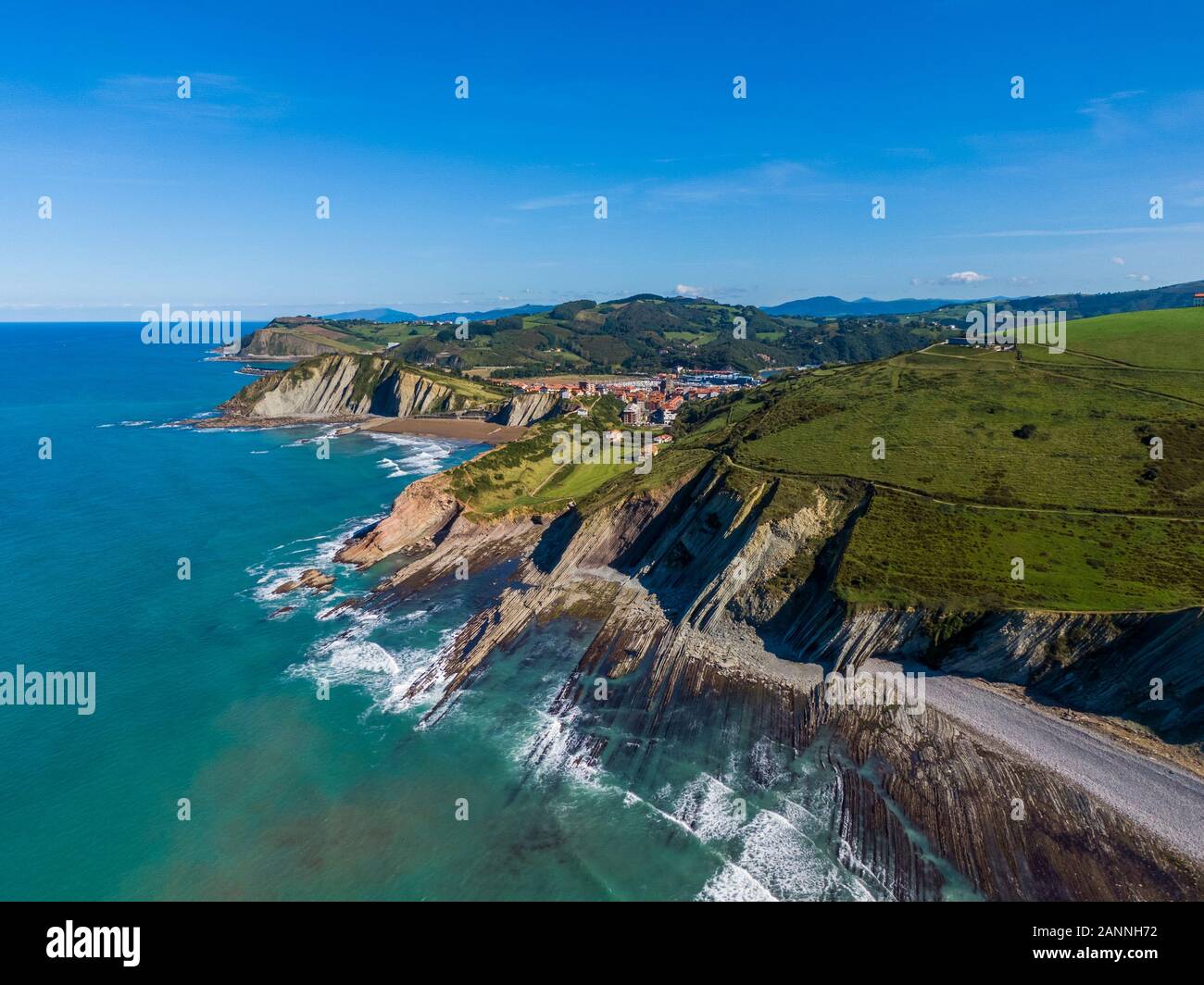 Vue aérienne de formations rocheuses à Zumaia Itzurun beach ou en Espagne Banque D'Images