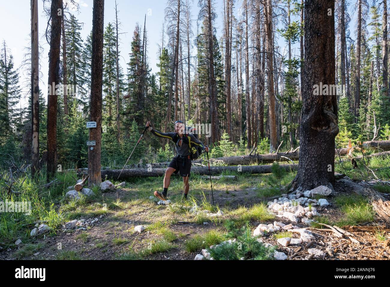 La randonnée sur sentier Continental Divide et s'apprêtait à franchir la frontière de l'état du Colorado à Wyoming, USA Banque D'Images