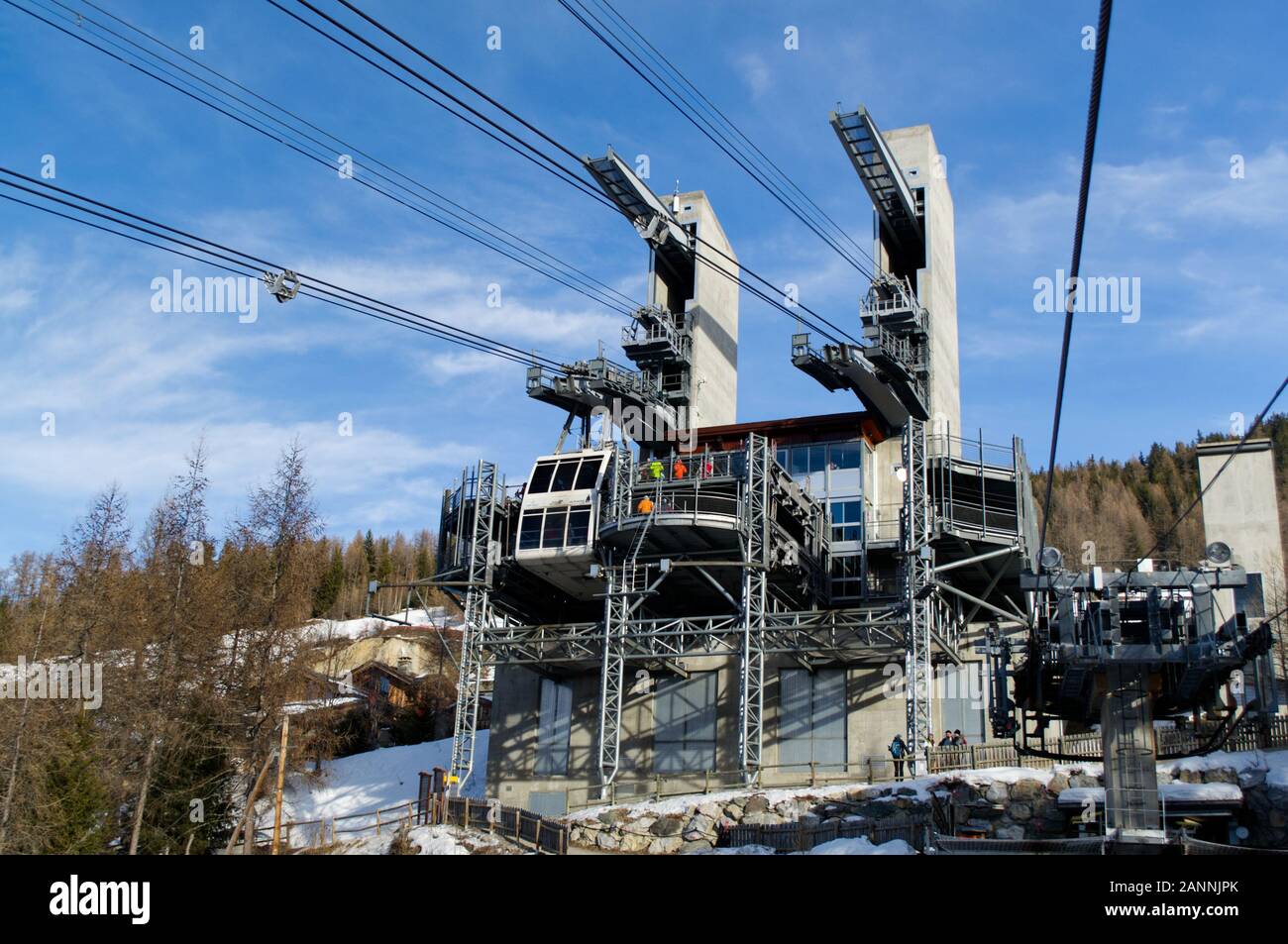 La station de téléphérique de la Vanoise Express sur le Peisey Vallandry / Les Arcs côté du passage à niveau. Banque D'Images