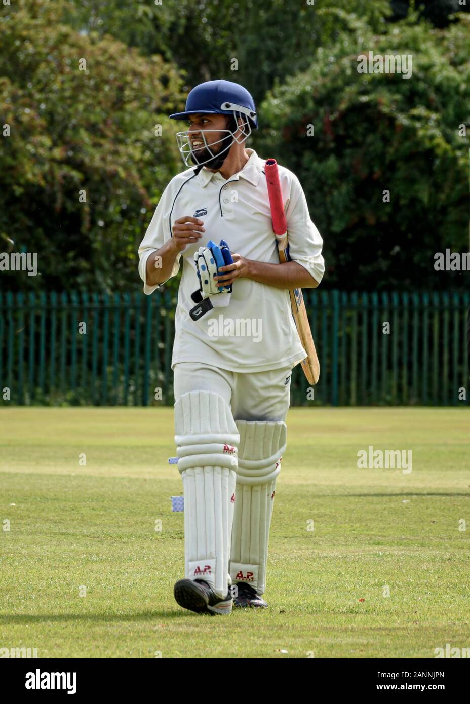 LOUGHBOROUGH, UK - Juillet 2017 - l'homme jouer au cricket au match de bienfaisance Banque D'Images