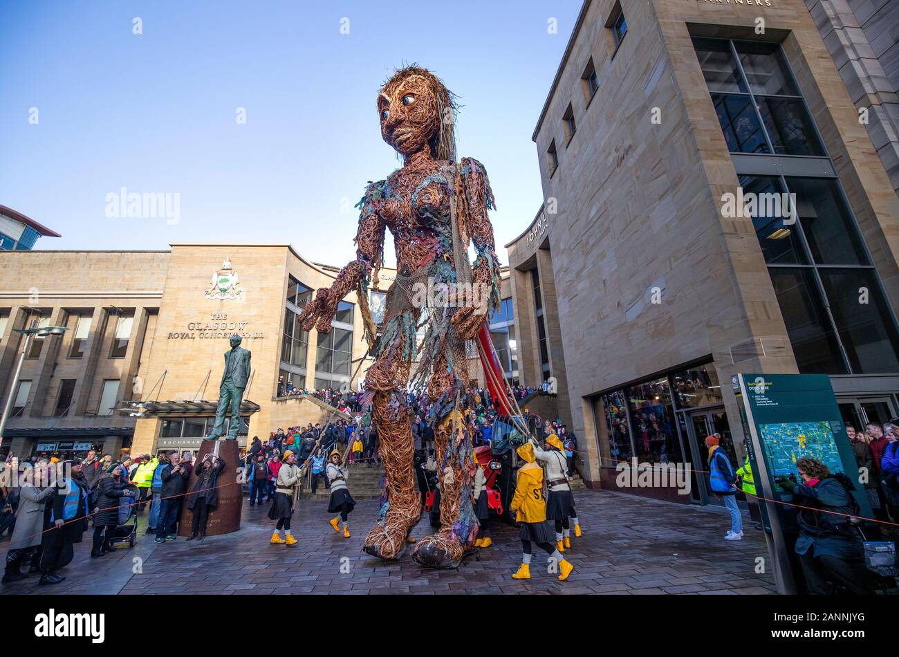 La plus importante de l'Écosse, une marionnette à dix mètres de haut de la déesse de la mer appelé tempête, faits entièrement de matériaux recyclés, de marcher dans le cadre de Glasgow Celtic Connections 2020. Banque D'Images