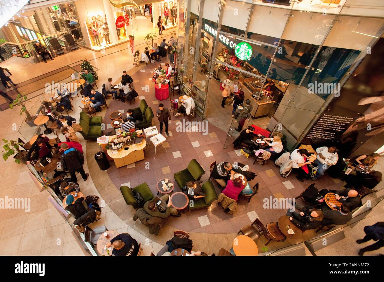 République tchèque, Prague. Café Starbucks au centre commercial Palladium Banque D'Images