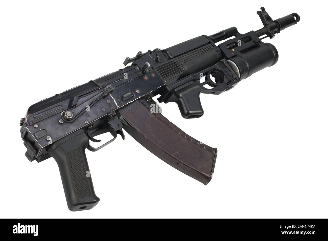 Kalashnikov AK moderne 5,45 mm 74M avec un fusil d'assaut lance-grenades de 40 mm underbarrel isolé sur fond blanc Banque D'Images