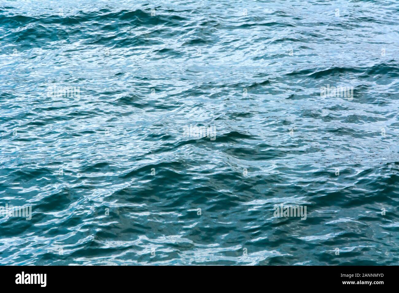 La texture de l'eau contexte close up. La réflexion de l'eau de couleurs vives. Banque D'Images