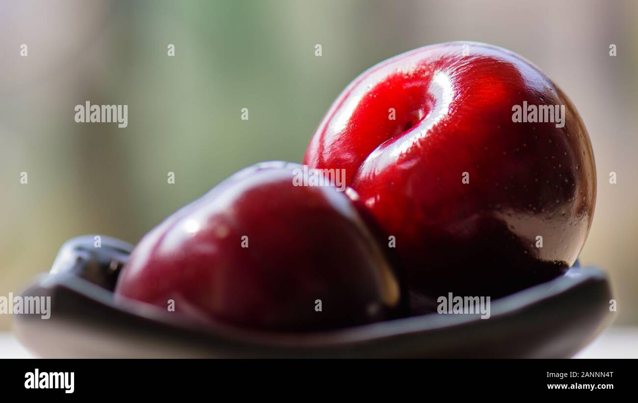 Prune rouge un régime fruité sain Banque D'Images