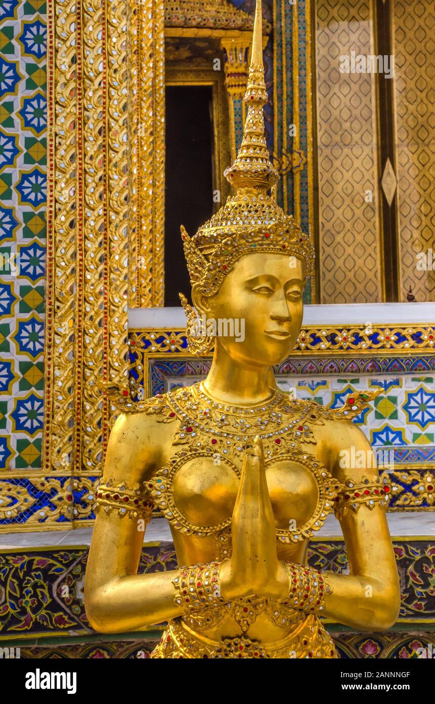 BANGKOK, THAÏLANDE - 23 décembre 2018 : de belles boiseries statue en or d'un kinnara dans le Wat Phra Keo, le temple du Bouddha d'Émeraude, Bangkok. Banque D'Images