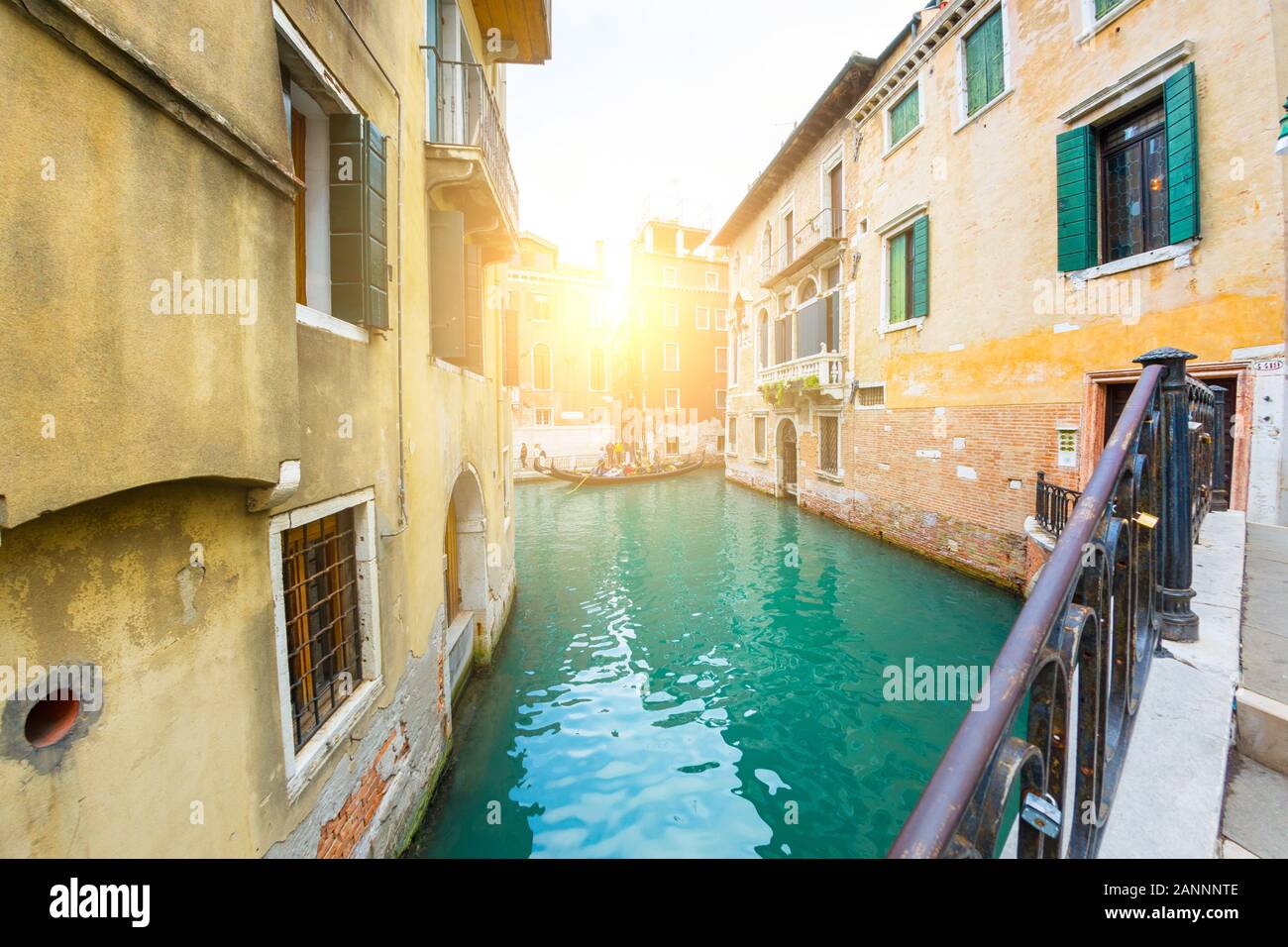Venise, Italie - OCT 01, 2018 : merveilleux coin de Venise avec un canal et maisons anciennes Banque D'Images