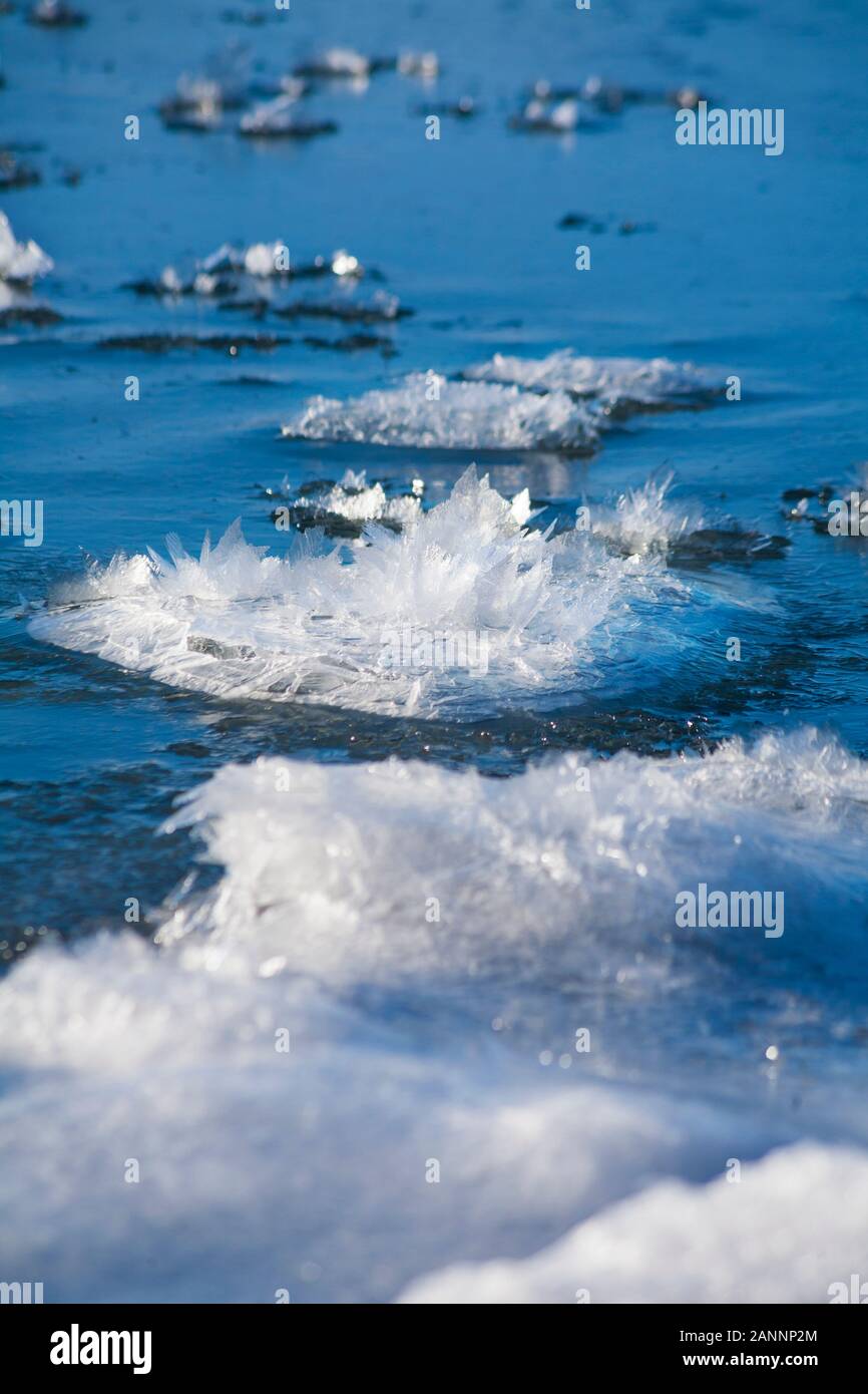 Cristaux de glace sur le lac gelé à Jokulsarlon Glacial Lagoon, sur le bord du Parc National du Vatnajokull Islande, en février Banque D'Images