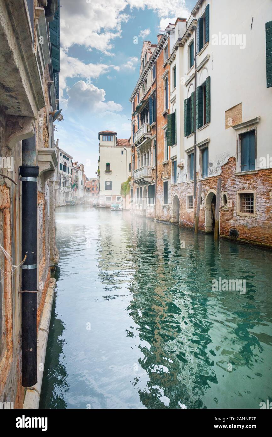 Venise, Italie - OCT 01, 2018 : vue pittoresque de Venise avec de l'eau célèbre canal et maisons colorées. Matin splendide scène en Italie, l'Europe. Banque D'Images
