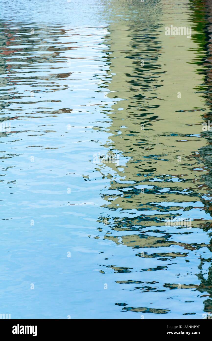 La texture de l'eau contexte close up. La réflexion de l'eau de couleurs vives. Banque D'Images