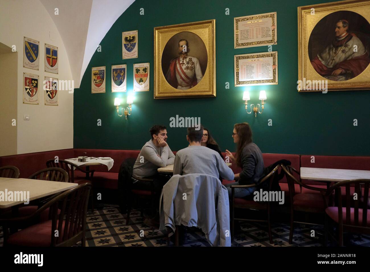 Les touristes assis dans le café à l'intérieur de l'Hospice autrichien un Christian guest house fondé en 1854 par l'Archevêque de Vienne en Via Dolorosa Jérusalem Israël Banque D'Images