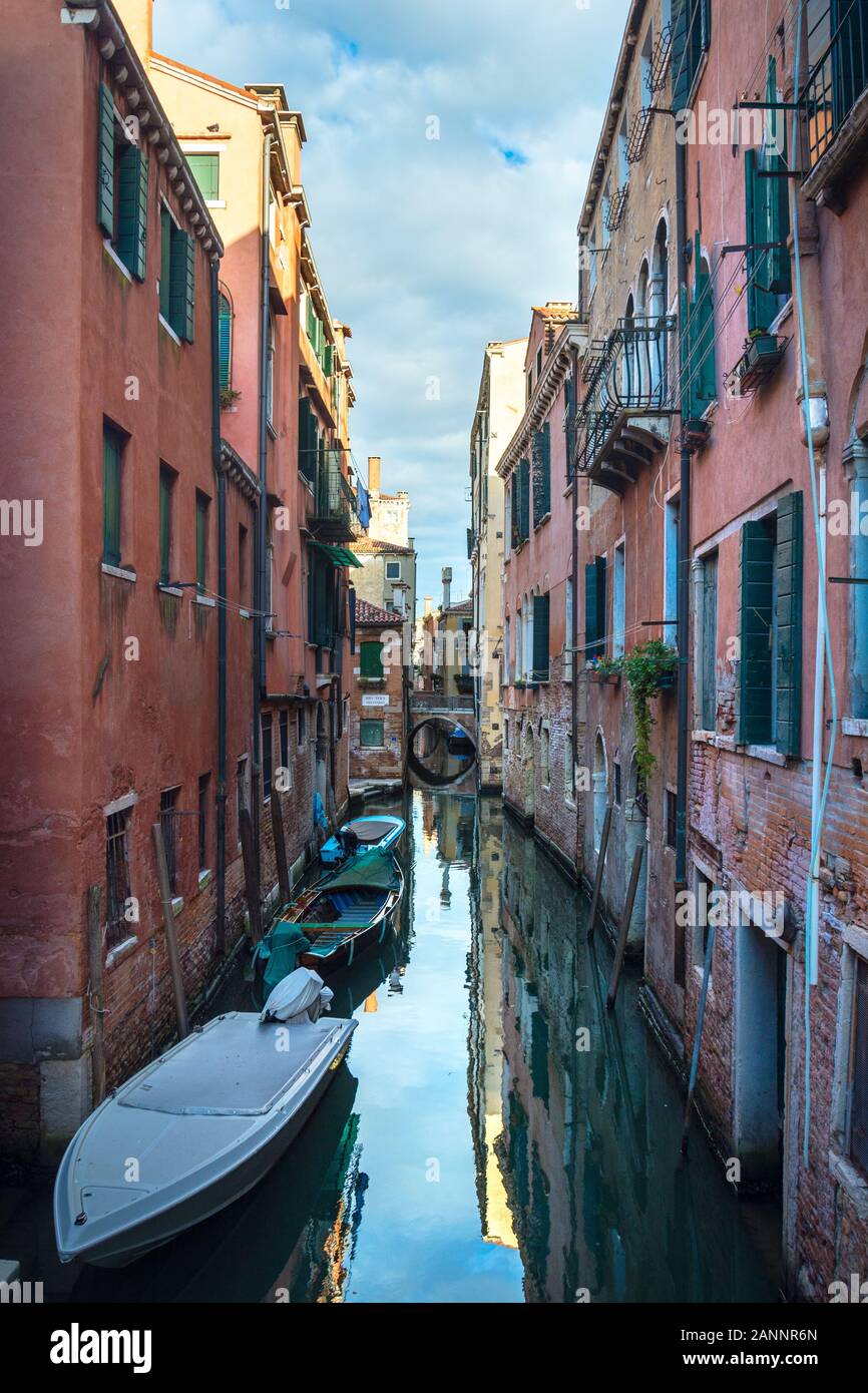 Venise, Italie - OCT 02, 2018 : le pittoresque canal étroit et de l'architecture antique de Venise Banque D'Images