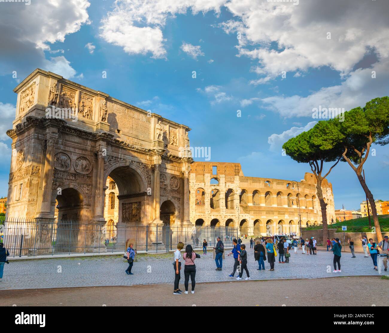 Rome, Italie - Oct 02, 2018 : les touristes visitant l'Arc de Constantin et le colisée romain à Rome, Italie Banque D'Images
