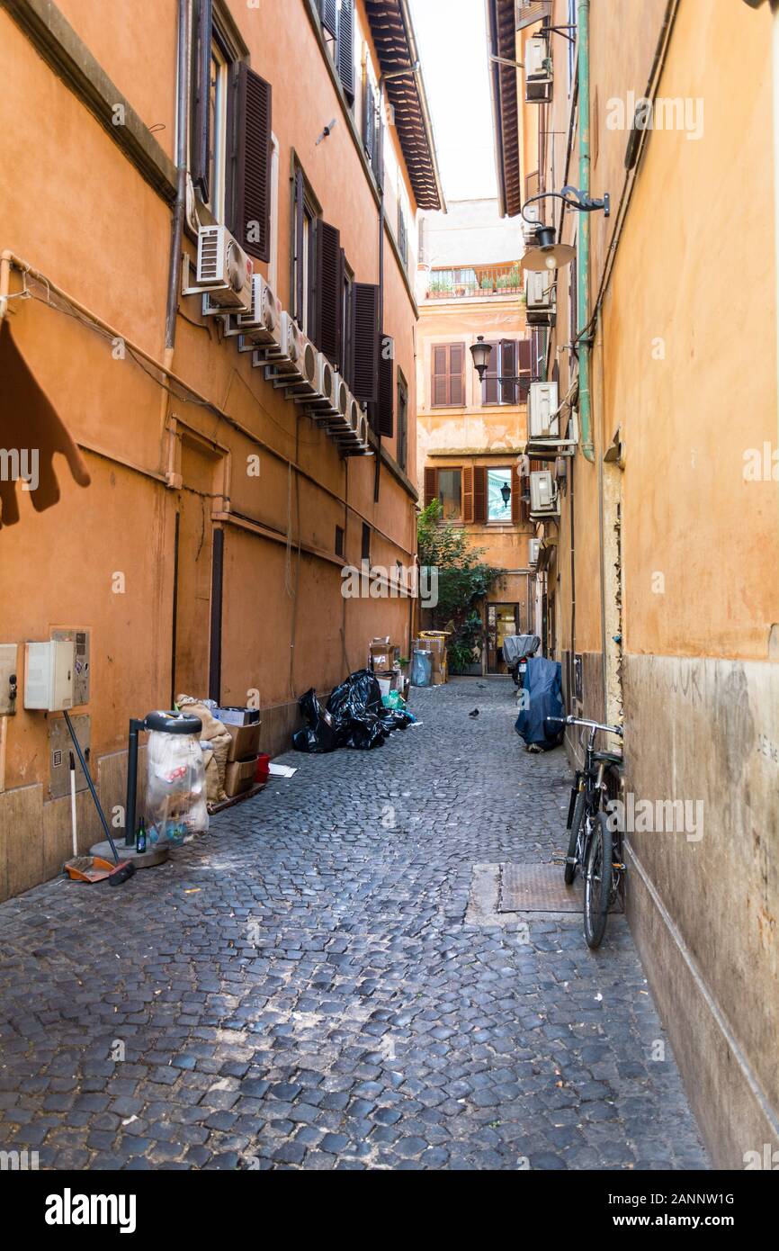 Rome, Italie - Oct 03, 2018 : petite rue Vicolo del Forno à Rome, près de la fontaine de Trevi Banque D'Images