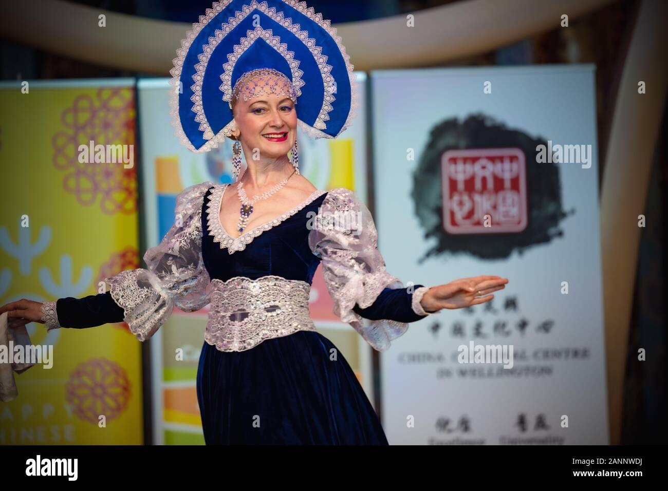 Wellington, Nouvelle-Zélande. 18 janvier 2020. (200118) -- WELLINGTON, le 18 janvier 2020 (Xinhua) -- une actrice russe effectue sur la danse folklorique Festival multiculturel en célébration du Nouvel An chinois de gala au Musée National de Nouvelle-Zélande à Wellington, capitale de la Nouvelle-Zélande, le 18 janvier 2020. Cet événement multiculturel, co-organisé par le Conseil multiculturel de Wellington et le Centre culturel de la Chine à Wellington, soutenu par le musée national Te Papa et le Pan Pacific Culture et Arts Development Centre, dispose d'une fusion de chants et danse agit de nombreuses nationalités dans de nouvelles Banque D'Images