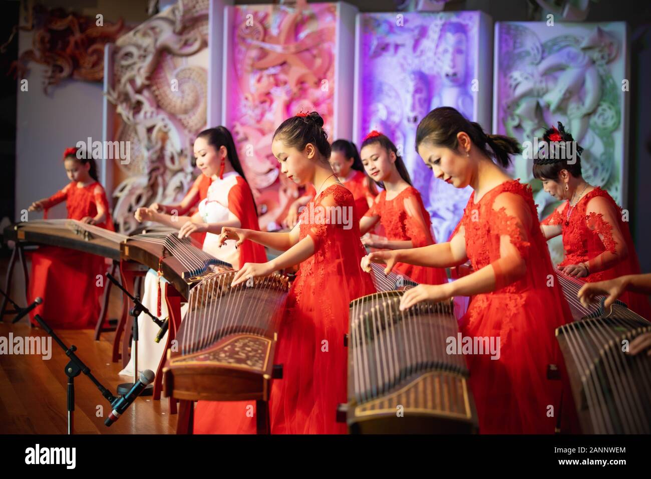 Wellington, Nouvelle-Zélande. 18 janvier 2020. (200118) -- WELLINGTON, le 18 janvier 2020 (Xinhua) -- actrices effectuer le guzheng, ou cithare chinoise, sur le festival multiculturel en célébration du Nouvel An chinois de gala au Musée National de Nouvelle-Zélande à Wellington, capitale de la Nouvelle-Zélande, le 18 janvier 2020. Cet événement multiculturel, co-organisé par le Conseil multiculturel de Wellington et le Centre culturel de la Chine à Wellington, soutenu par le musée national Te Papa et le Pan Pacific Culture et Arts Development Centre, dispose d'une fusion de chants et danse agit de nombreuses nationalités Banque D'Images
