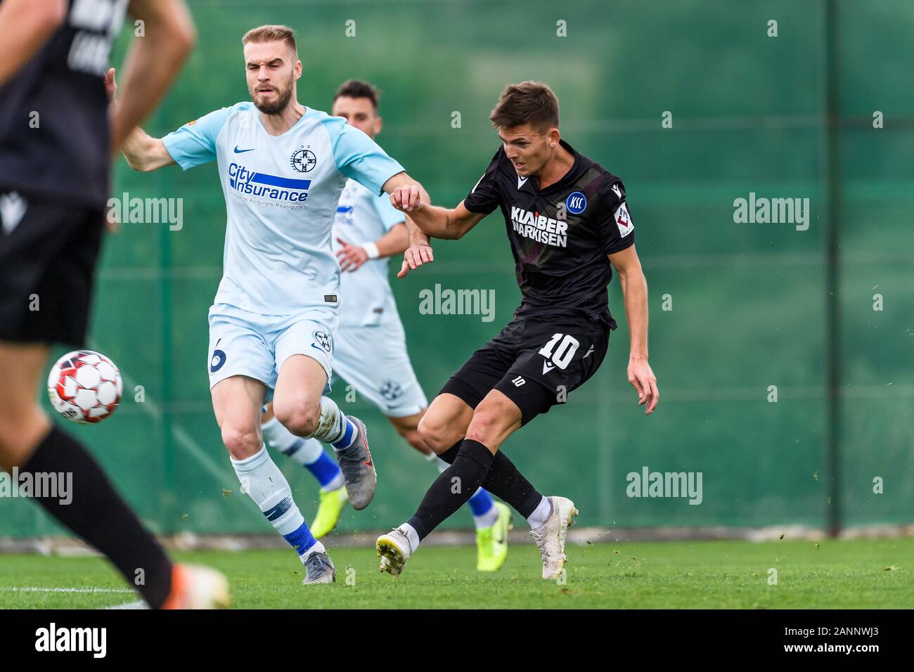 Marvin Wanitzek (KSC) en duels avec Bogdan Planic (Bucarest). GES/football/2ème Bundesliga : Karlsruher SC - camp de formation, jeu d'essai KSC - FC SB BUCAREST, 18 janvier 2020 Football/soccer : 2ème Bundesliga : KSC camp d'entraînement, test match KSC - FCSB Bucarest, Estepona, 18 janvier 2020 | dans le monde d'utilisation Banque D'Images