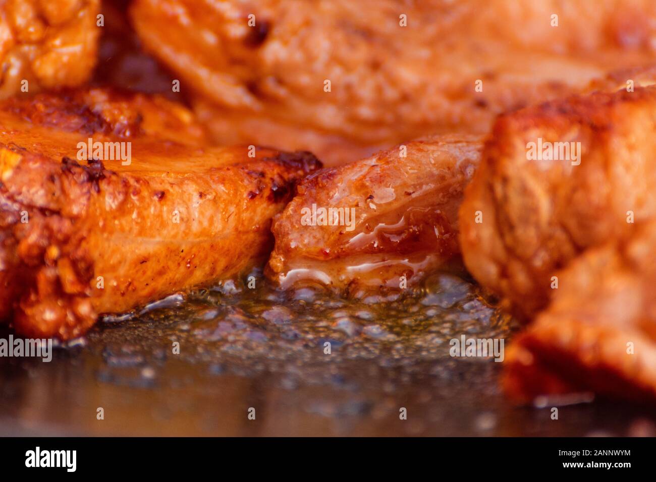 La viande est cuite dans un chaudron Banque D'Images