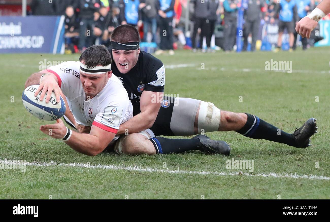 L'Ulster Marcell Coetzee marque un essai comme bains' Josh Bayliss s'attaque au cours de la Champions Cup Match à Ravenhill Stadium, à Belfast. Banque D'Images