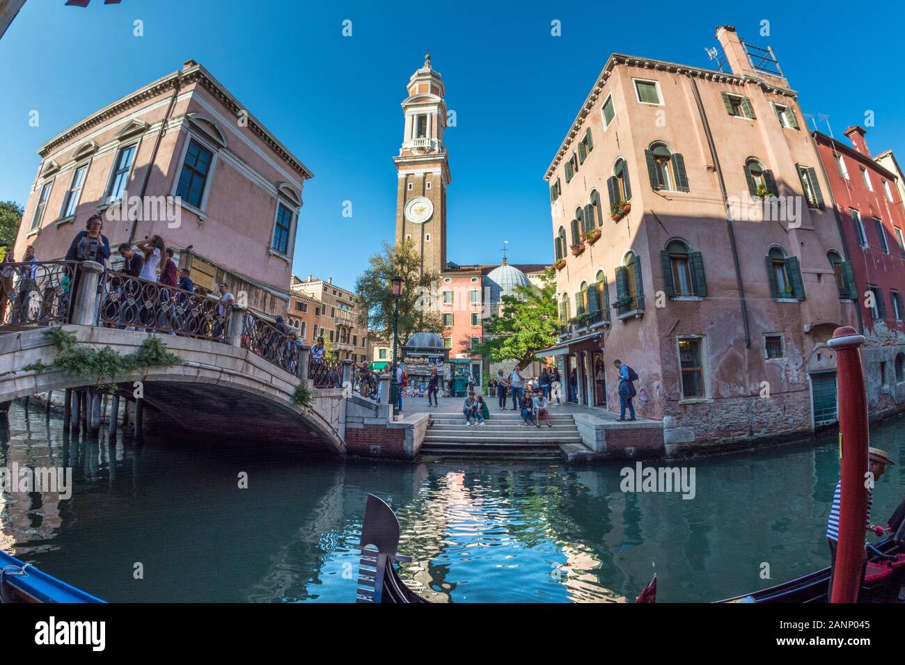 Venise, Italie - 30 Sep 2018 : Campo S.S. Apostoli et Chiesa Cattolica Parrocchiale dei Santi Apostoli Banque D'Images