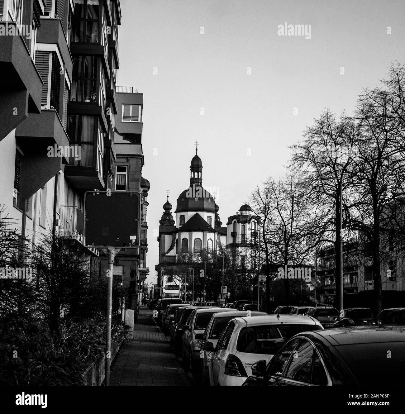 Église au milieu de la ville en noir et blanc Banque D'Images