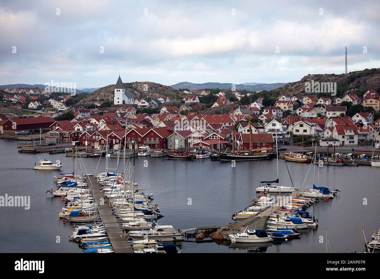 Le village de pêcheurs de Fjallbacka dans le comté de Bohuslan, les bâtiments rouges et la marina, en Suède Banque D'Images