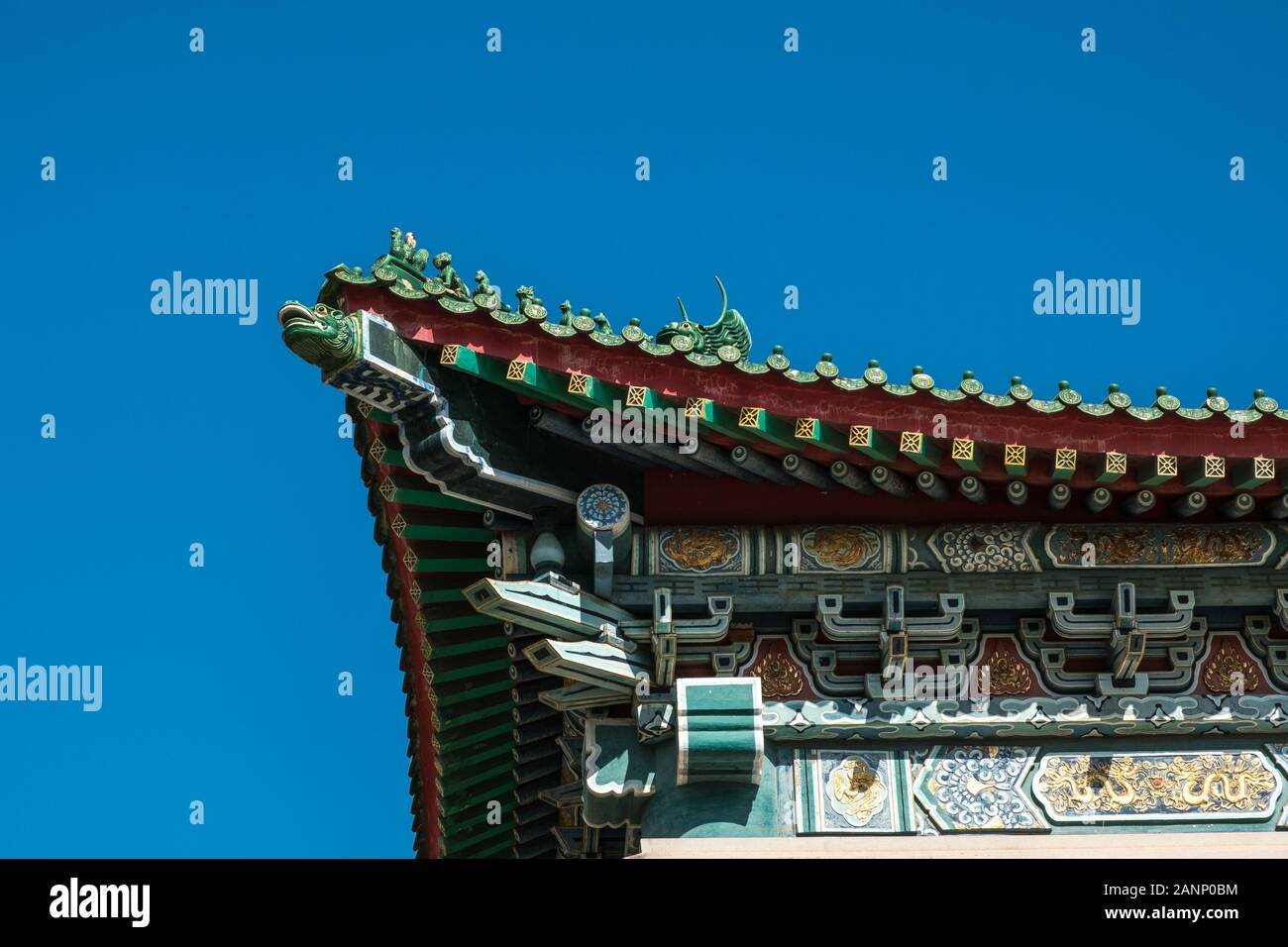 Détail de toit architecture chinoise traditionnelle, dans le Temple de Wong Tai Sin à Hong Kong Banque D'Images