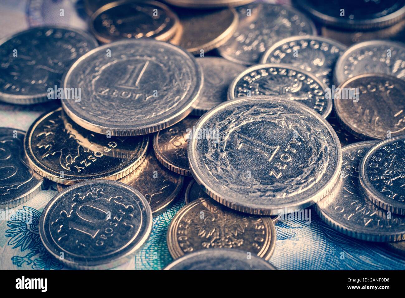 L'un deux pièces en zloty polonais onther pièces et billets Banque D'Images