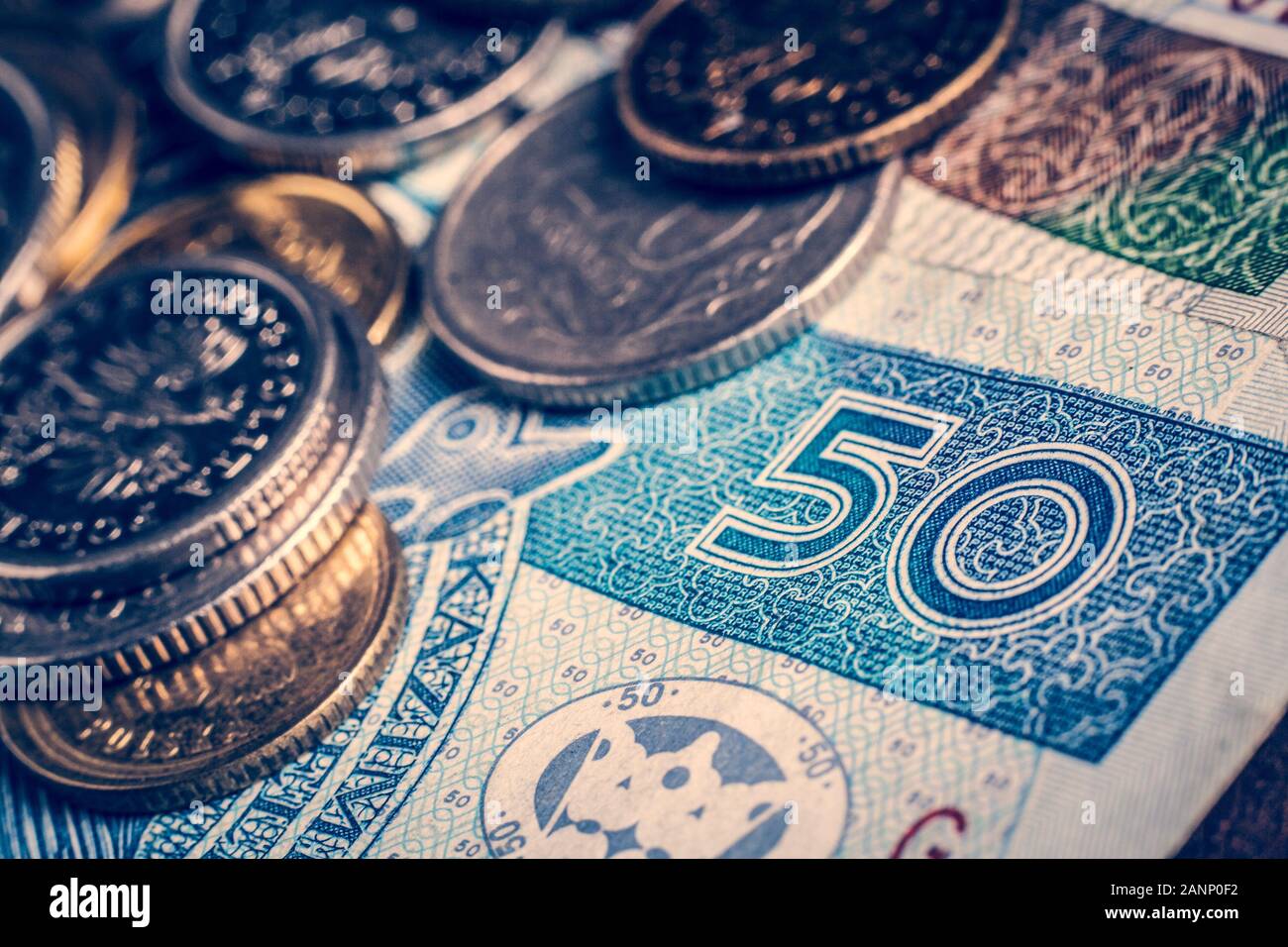 Close-up de 50 zloty bill avec petit changement de pièces sur elle en arrière-plan Banque D'Images