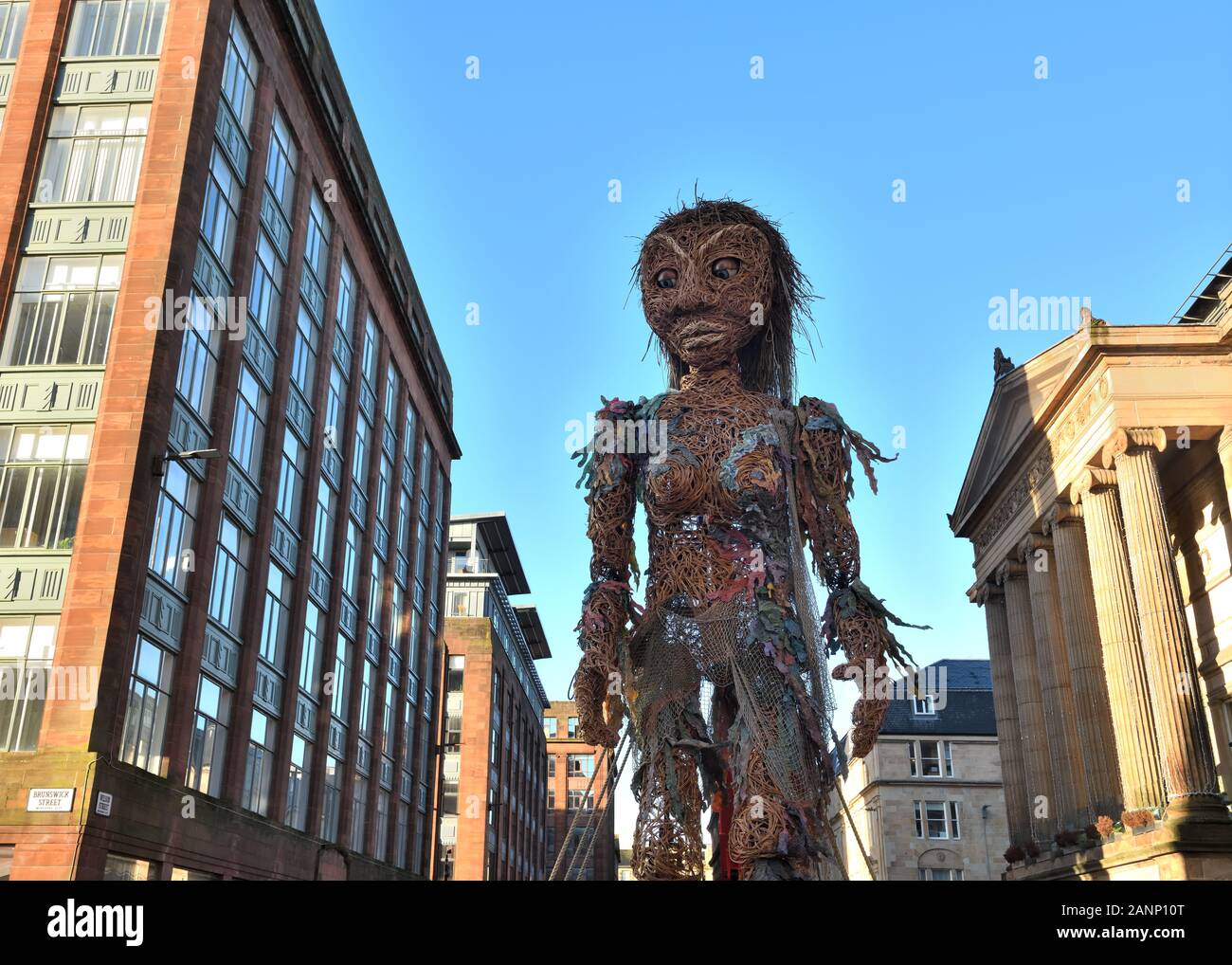 18 janvier 2020. Glasgow, Écosse, Royaume-Uni. Une marionnette animée de 10 m de haut appelée Storm marche dans le centre-ville pour marquer le début de Coastal Connections partie d'un événement climatique qui a lieu dans la ville. Banque D'Images