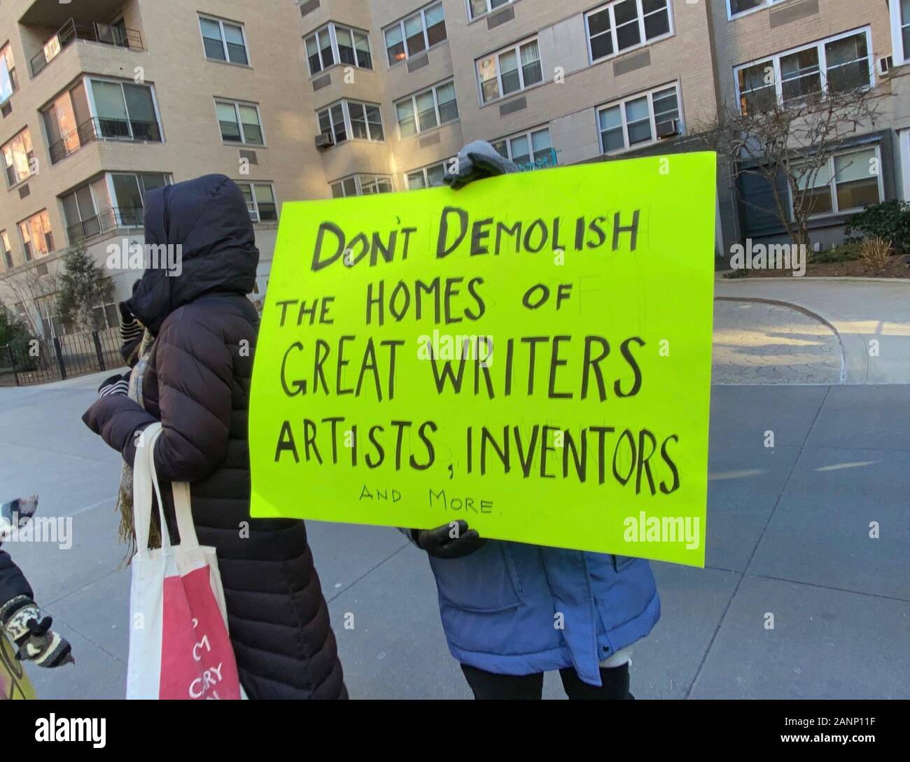 New York, NY, USA. 17 Jan, 2020. Les habitants de Greenwich Village protester contre le projet de construction de gratte-ciel au-dessus de landmark building 14-16 Cinquième Avenue et le déplacement de ses locataires actuels et l'obstruction de la skyline de New York, New York le 17 janvier 2020. Rainmaker : Crédit Photo/media/Alamy Punch Live News Banque D'Images