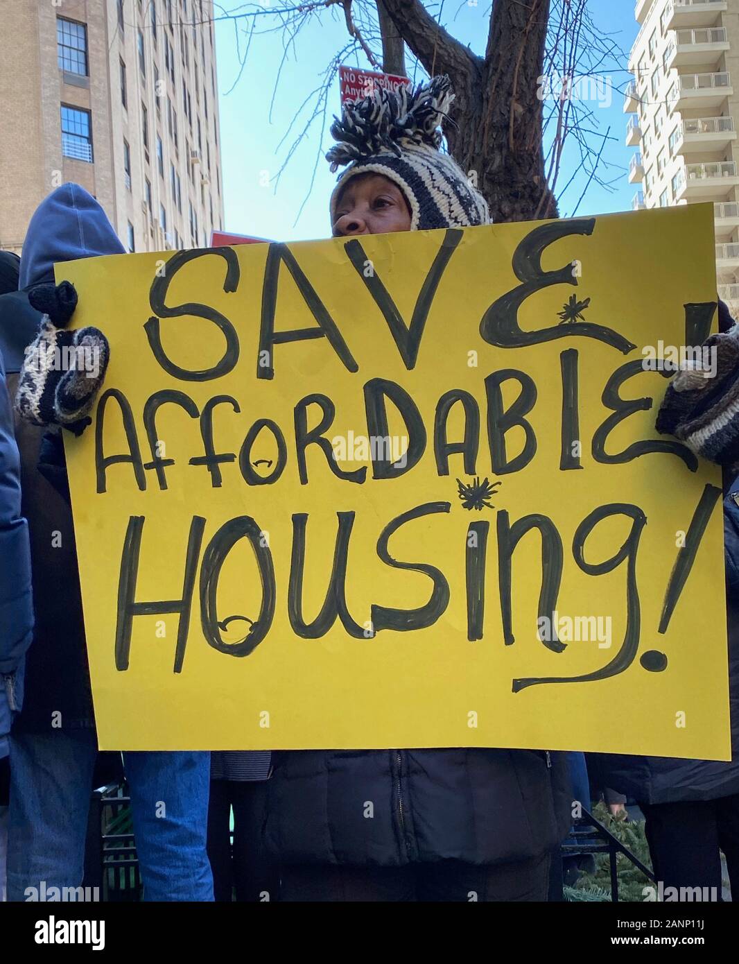 New York, NY, USA. 17 Jan, 2020. Les habitants de Greenwich Village protester contre le projet de construction de gratte-ciel au-dessus de landmark building 14-16 Cinquième Avenue et le déplacement de ses locataires actuels et l'obstruction de la skyline de New York, New York le 17 janvier 2020. Rainmaker : Crédit Photo/media/Alamy Punch Live News Banque D'Images