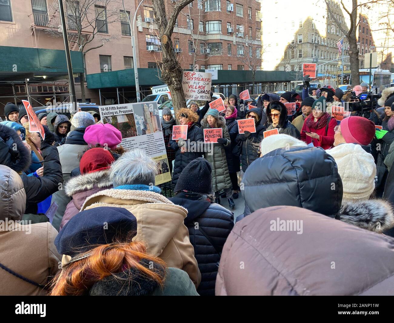 New York, NY, USA. 17 Jan, 2020. Les habitants de Greenwich Village protester contre le projet de construction de gratte-ciel au-dessus de landmark building 14-16 Cinquième Avenue et le déplacement de ses locataires actuels et l'obstruction de la skyline de New York, New York le 17 janvier 2020. Rainmaker : Crédit Photo/media/Alamy Punch Live News Banque D'Images