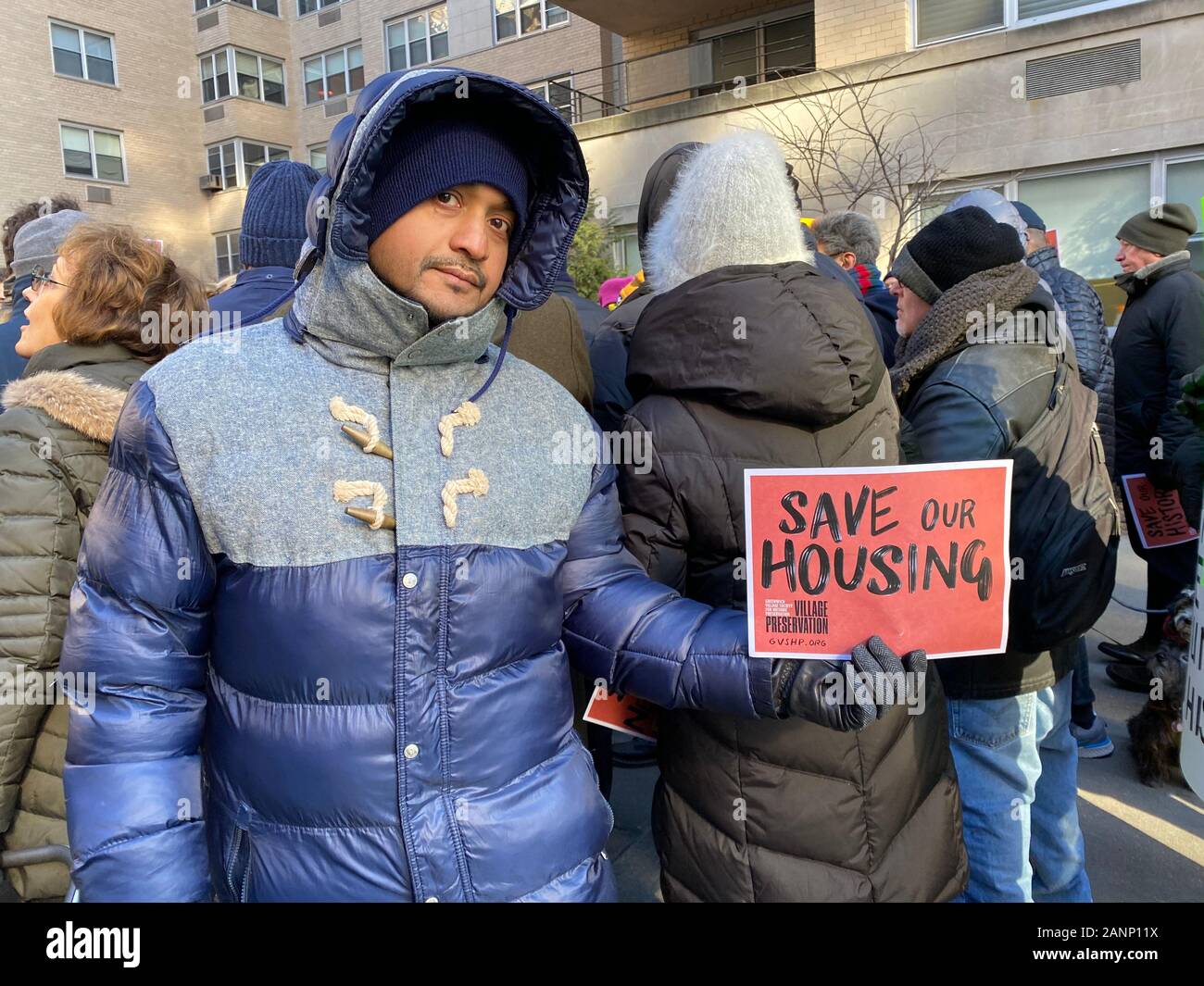 New York, NY, USA. 17 Jan, 2020. Les habitants de Greenwich Village protester contre le projet de construction de gratte-ciel au-dessus de landmark building 14-16 Cinquième Avenue et le déplacement de ses locataires actuels et l'obstruction de la skyline de New York, New York le 17 janvier 2020. Rainmaker : Crédit Photo/media/Alamy Punch Live News Banque D'Images