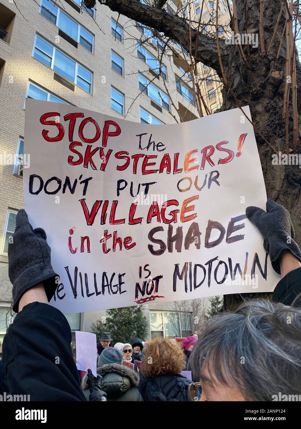 New York, NY, USA. 17 Jan, 2020. Les habitants de Greenwich Village protester contre le projet de construction de gratte-ciel au-dessus de landmark building 14-16 Cinquième Avenue et le déplacement de ses locataires actuels et l'obstruction de la skyline de New York, New York le 17 janvier 2020. Rainmaker : Crédit Photo/media/Alamy Punch Live News Banque D'Images
