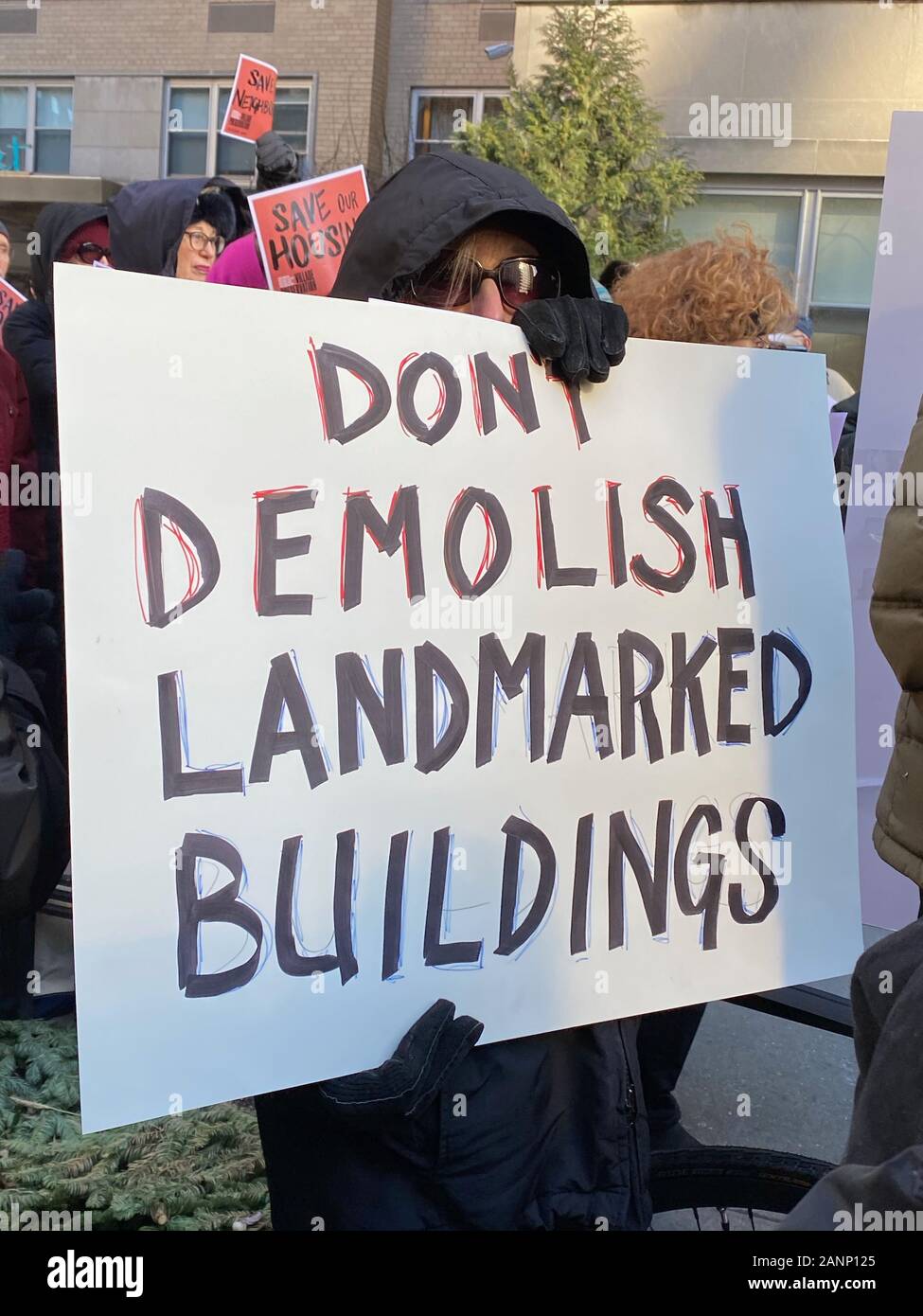 New York, NY, USA. 17 Jan, 2020. Les habitants de Greenwich Village protester contre le projet de construction de gratte-ciel au-dessus de landmark building 14-16 Cinquième Avenue et le déplacement de ses locataires actuels et l'obstruction de la skyline de New York, New York le 17 janvier 2020. Rainmaker : Crédit Photo/media/Alamy Punch Live News Banque D'Images