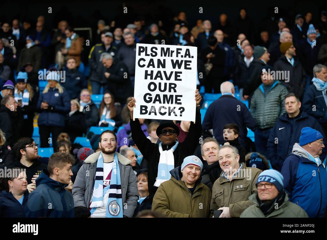 Un ventilateur de Manchester City contient jusqu'un anti-VAR panneau qui dit "Merci Monsieur F.A. Pouvons-nous avoir notre jeu de retour ?" au cours de la Premier League match au stade Etihad, Manchester. Banque D'Images